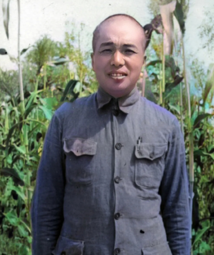 延安时期，彭德怀的一张单人照，很随和的一个人1937年，一张珍贵照片定格了