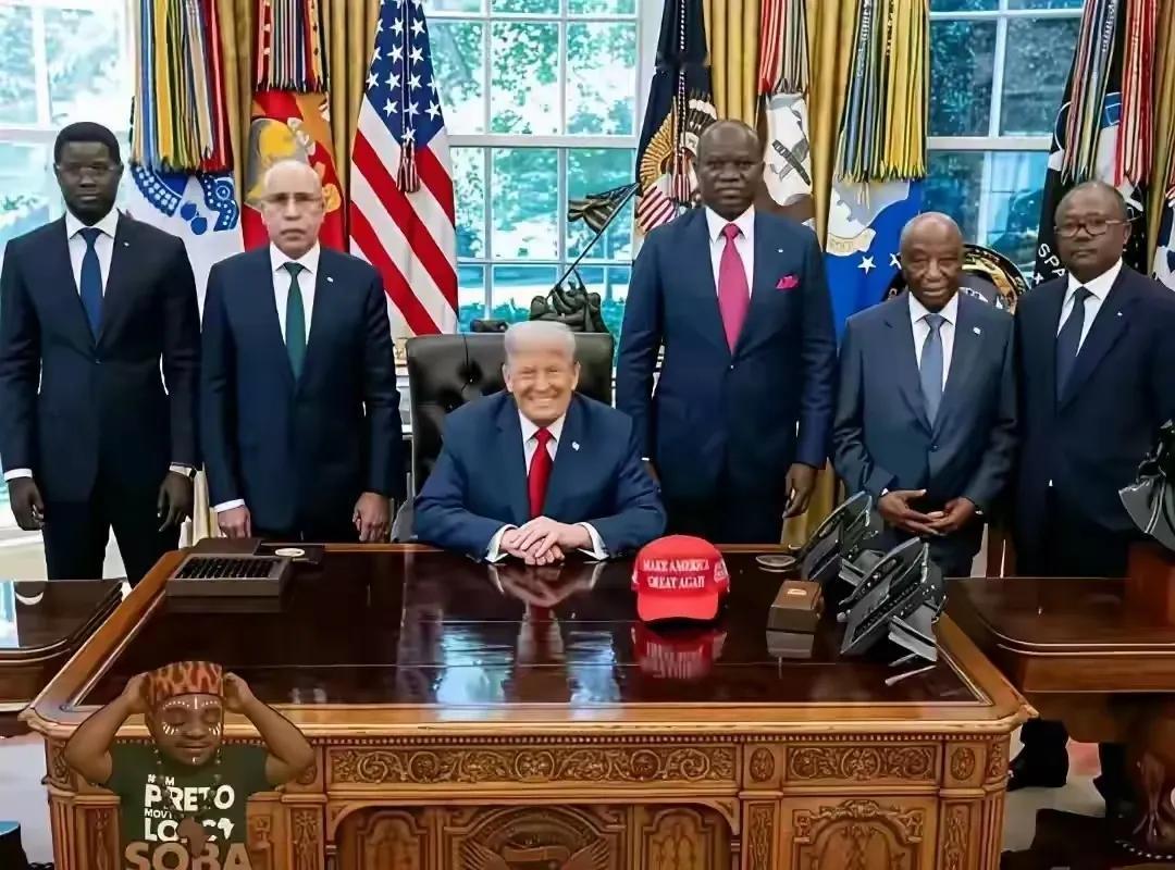 美国总统特朗普与到访美国的非洲五国总统合影，比当年塞尔维亚总统武契奇还惨，当年武