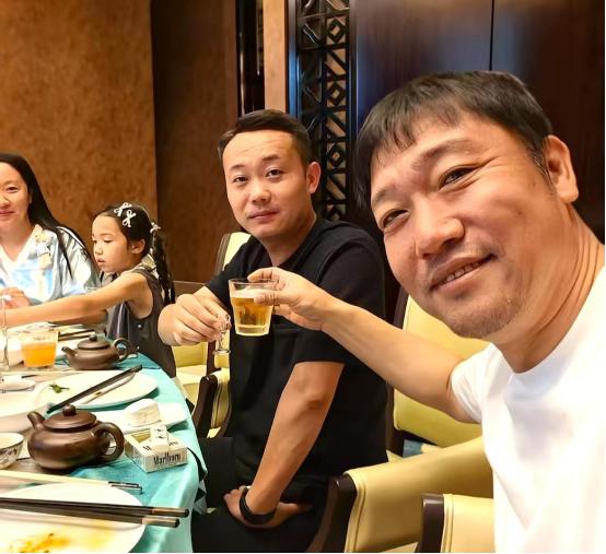 一支烟抽完，半瓶啤酒下肚，再抿上一口茅台，脏话便隔着手机屏幕一股脑冒了出来。 