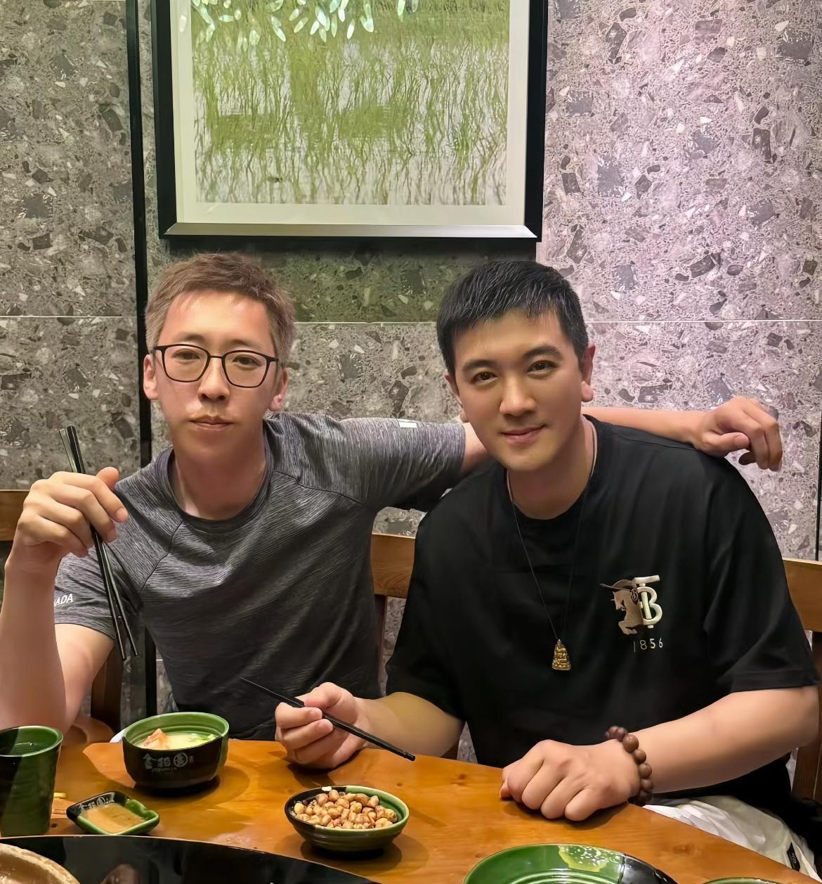 离婚后，他们走到了一起。留几手和杨子一起深夜喝小酒，葛夕和黄圣依结伴去潜水。