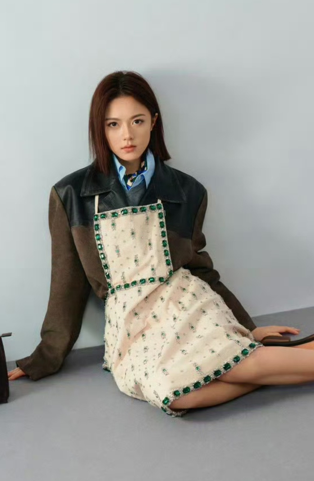 女明星赵今麦这个衣服一言难尽呐。远处看着像围裙，第二眼再仔细看看，发现周围镶嵌了