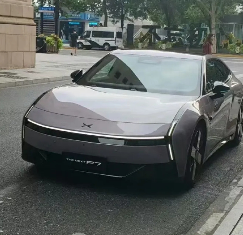 小鹏p7有点怪怪的。可能我年纪大了吧，有点接受不了。本身人群定位大概就是20