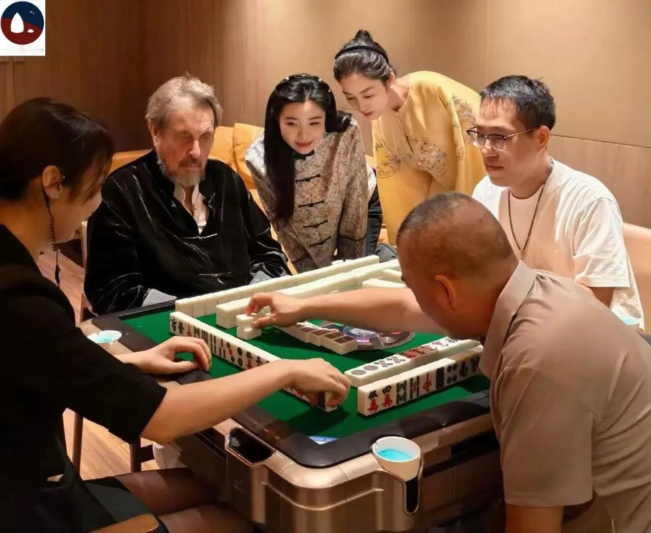 这个正在，认真看牌打麻将，的老头，是谁呀？哈哈哈