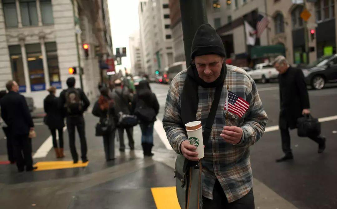美国真实贫困曝光，比德法英穷一倍，35年越发展越离谱？全网都在吹美国经济有多