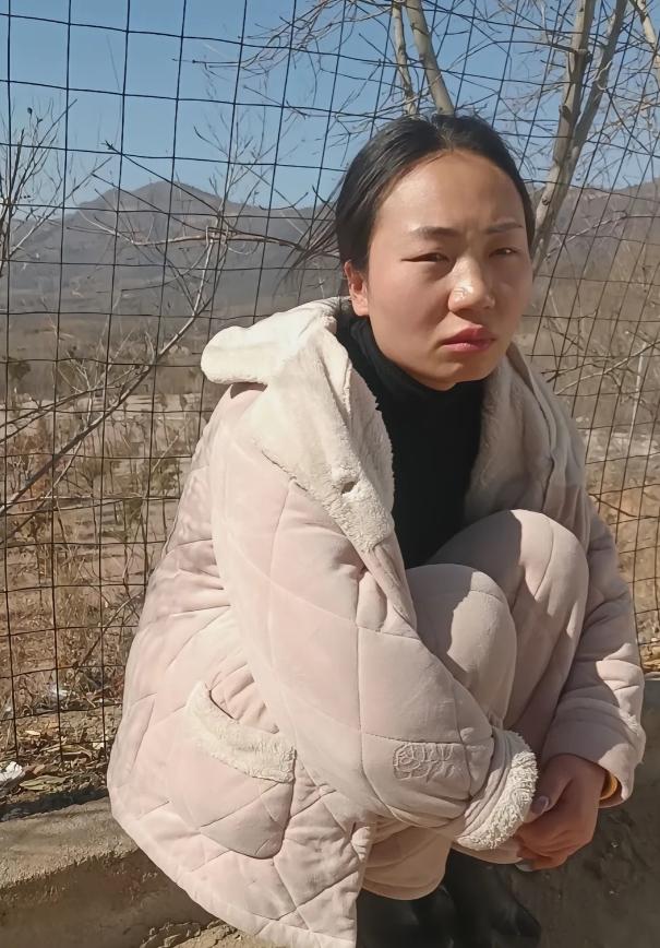 中灵山上失踪坠崖的女子，从她丈夫发布的照片来看，女子的状态就不太对了，一脸苦大仇