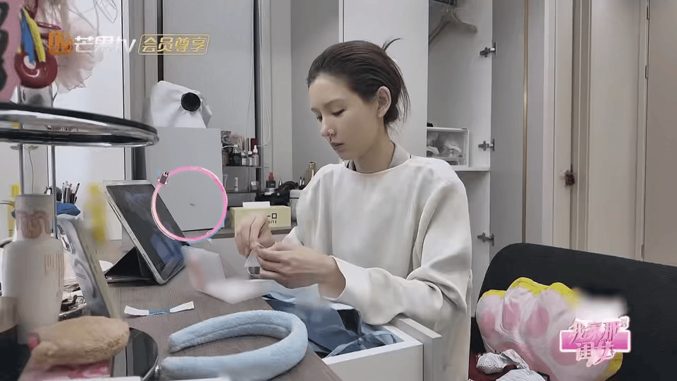 张予曦节目里徒手抓蚊子蚊子OS：大意了！竟撞上张予曦的“无情铁手”！美女面不改色