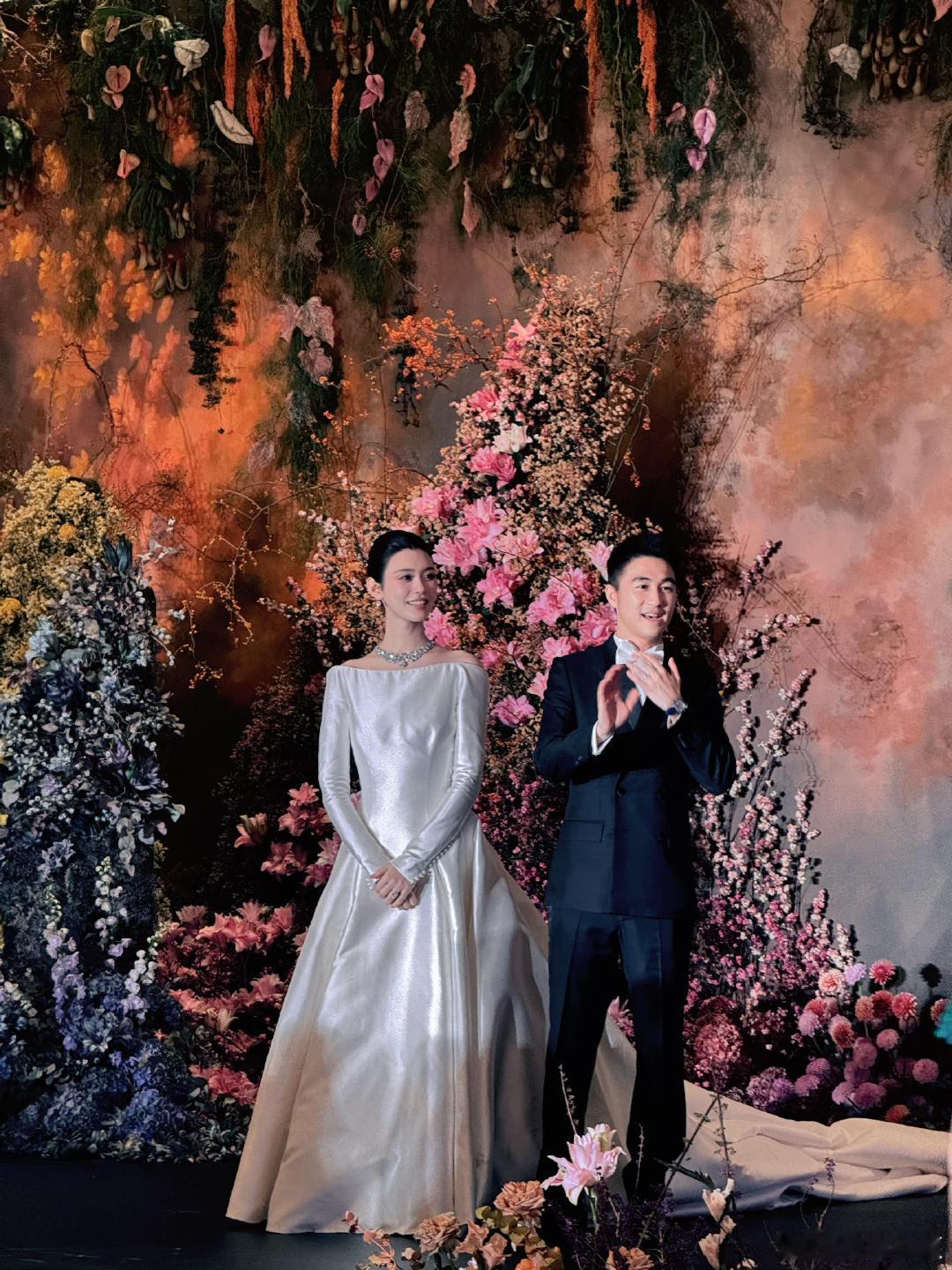 何猷君奚梦瑶在澳门举办答谢宴不得不说，他俩这套礼服选得真好，没有那种暴发户的土气