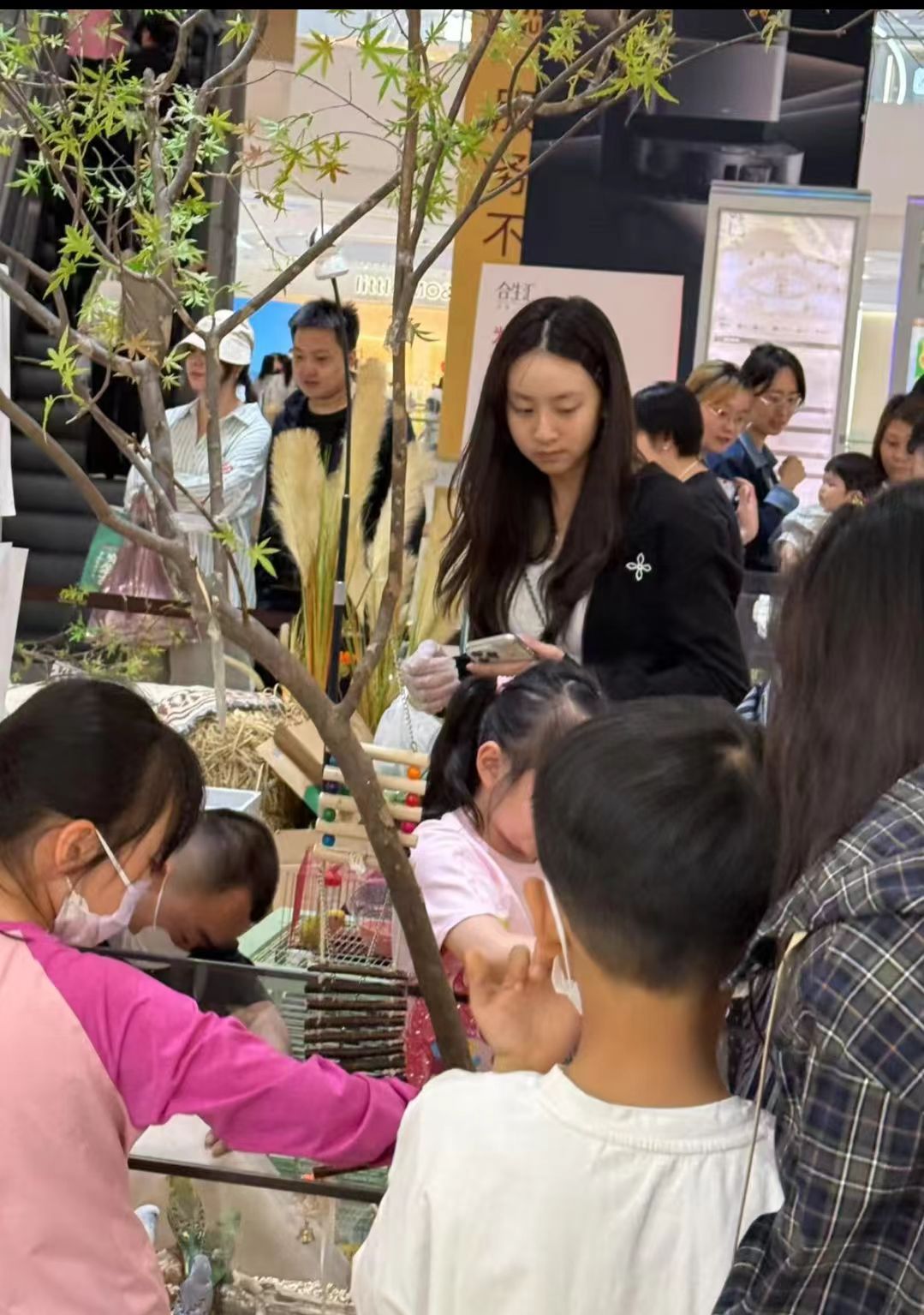 北京偶遇森碟偶遇叶一茜田亮女儿北京逛商场5月8日，有网友在北京偶遇叶一茜田亮女