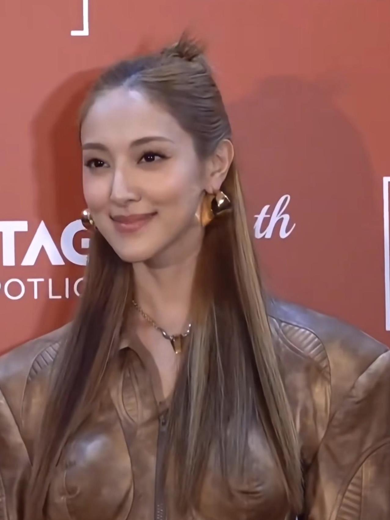 郑嘉颖妻子陈凯琳参加活动，穿衣很奇特。郑嘉颖妻子陈凯琳活动路透，这身穿搭很吸睛，