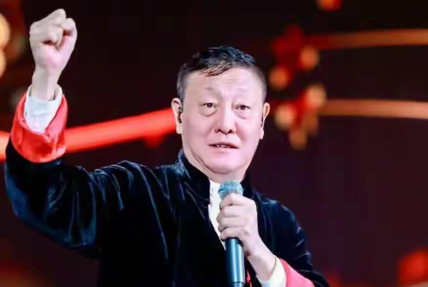 韩磊六八年的，57岁，按退休年龄说，早就二线了，出轨？不太可能！看他那大眼泡子
