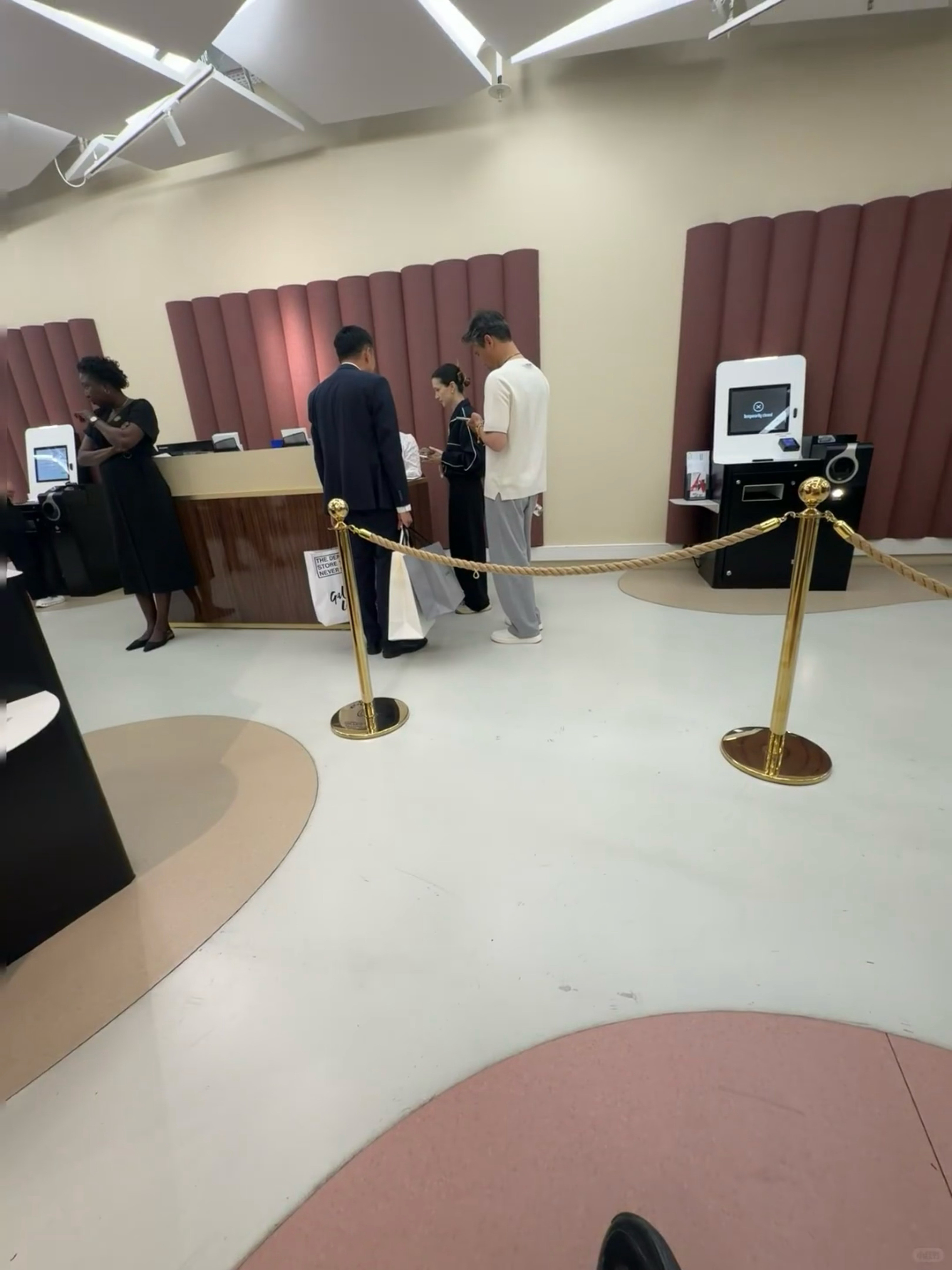 巴黎偶遇李乃文和妻子逛街李乃文陪老婆巴黎逛街网友在巴黎老佛爷偶遇李乃文和他妻子