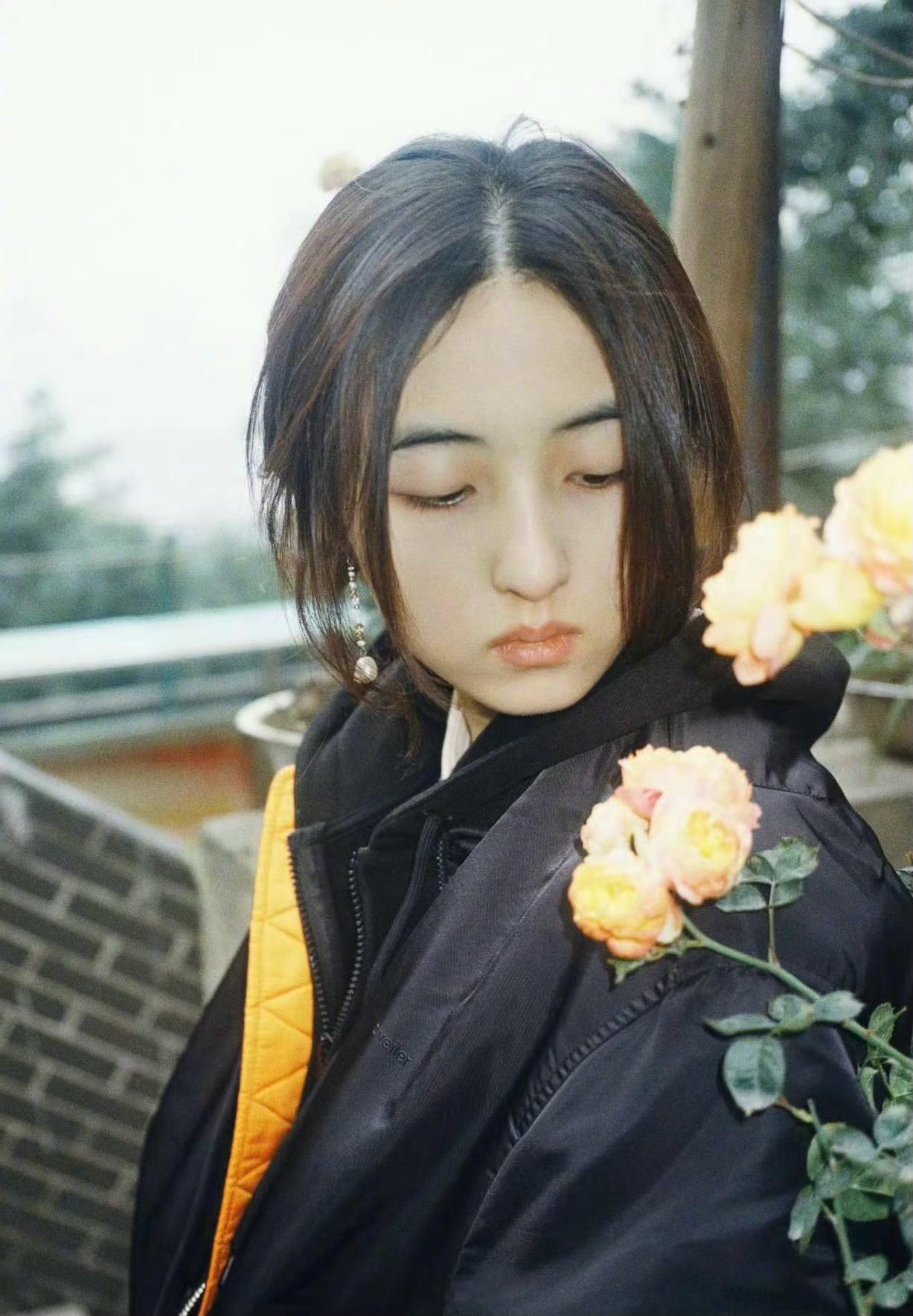 干啥都没劲，去哪都没意思，还是找个地方刷刷微博看看枫最好，枫在看花，我在看枫！