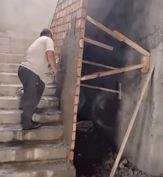 湖南，有一位村民建了一间新房子，在建楼梯扶手的时候，却遇到了烦心事，本来建房子之
