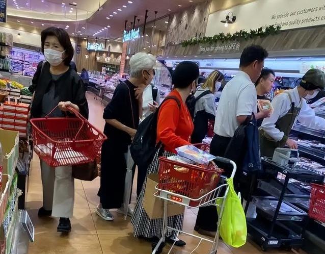 日本求饶也晚了？中方不救，特朗也救不了！全世界都没料到，高市突接噩耗，该来的报应