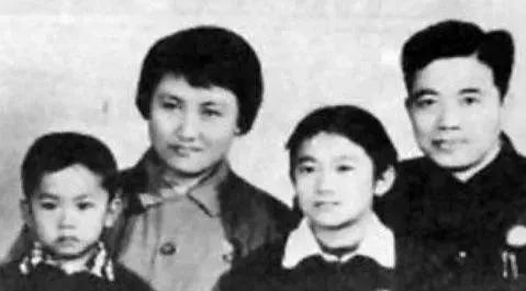 张志新与丈夫生有两个子女，女儿曾林林和儿子曾彤彤。母亲用生命捍卫的真理成了教