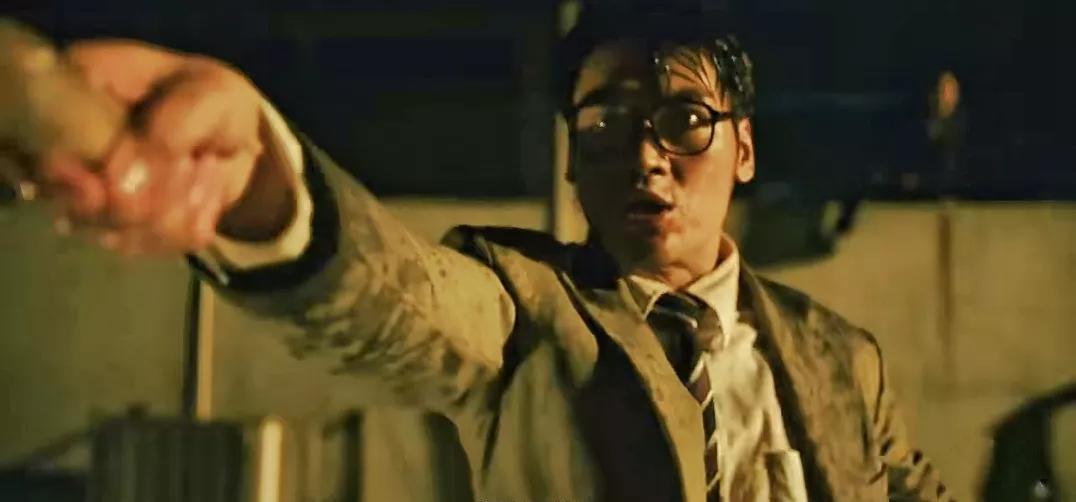 《扫毒风暴》里真正的狠角色是邱来宝大毒枭卢少骅有两个心腹，一个是色厉内荏喜欢咋