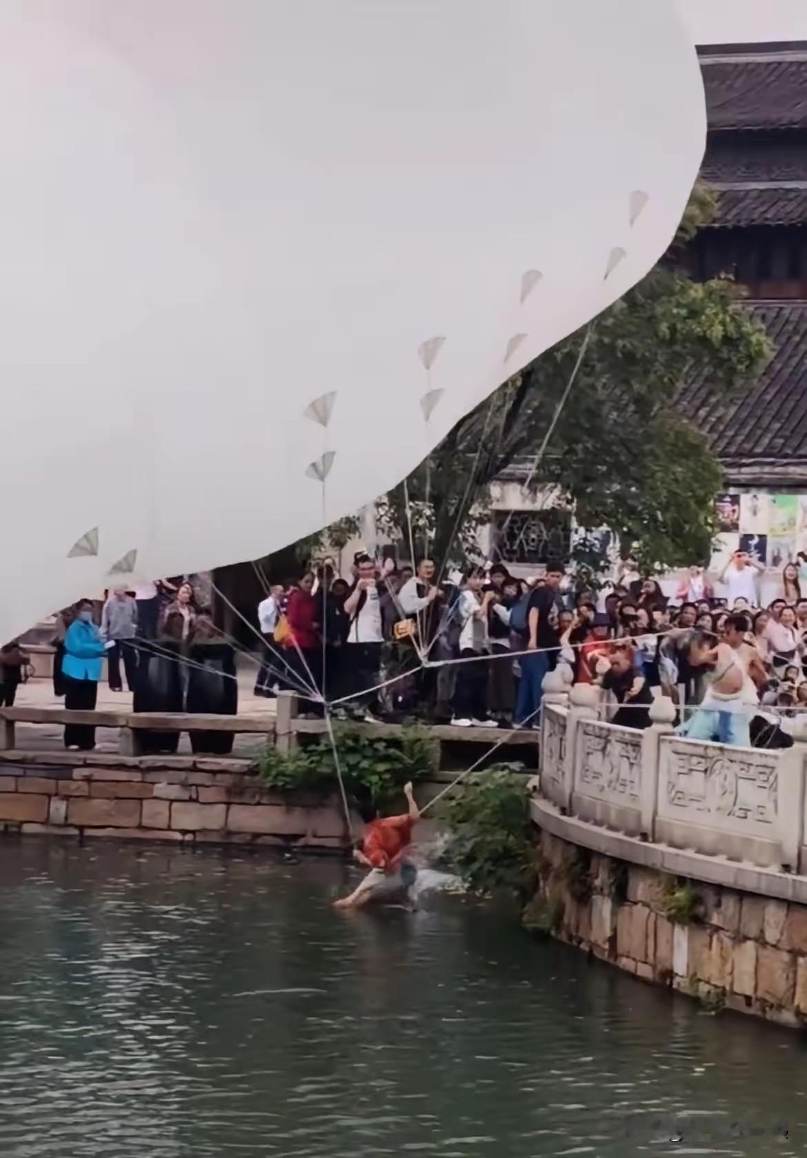 浙江乌镇这事儿可太惊险了！10月19日，景区里女演员表演“扶摇·飞天”时出状