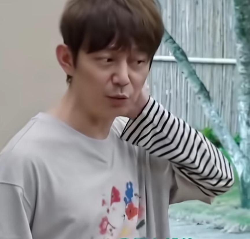 何炅帮黄磊解释为什么不下厨做饭了，却换成了张艺兴做饭，何炅：“黄老师最近没有空下