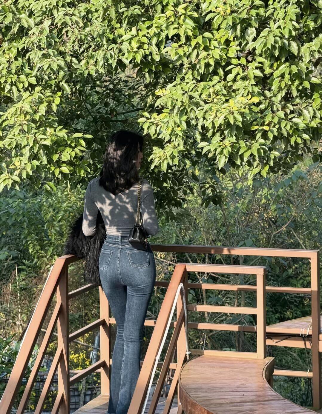 牛仔裤紧身上衣绝佳背影