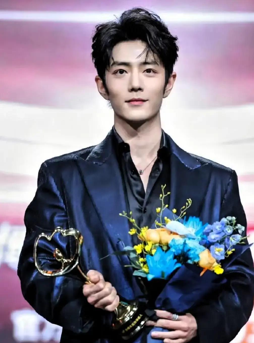 肖战微博之夜2024现场，他领奖时话筒突然没声，全场瞬间安静。工作人员冲上去