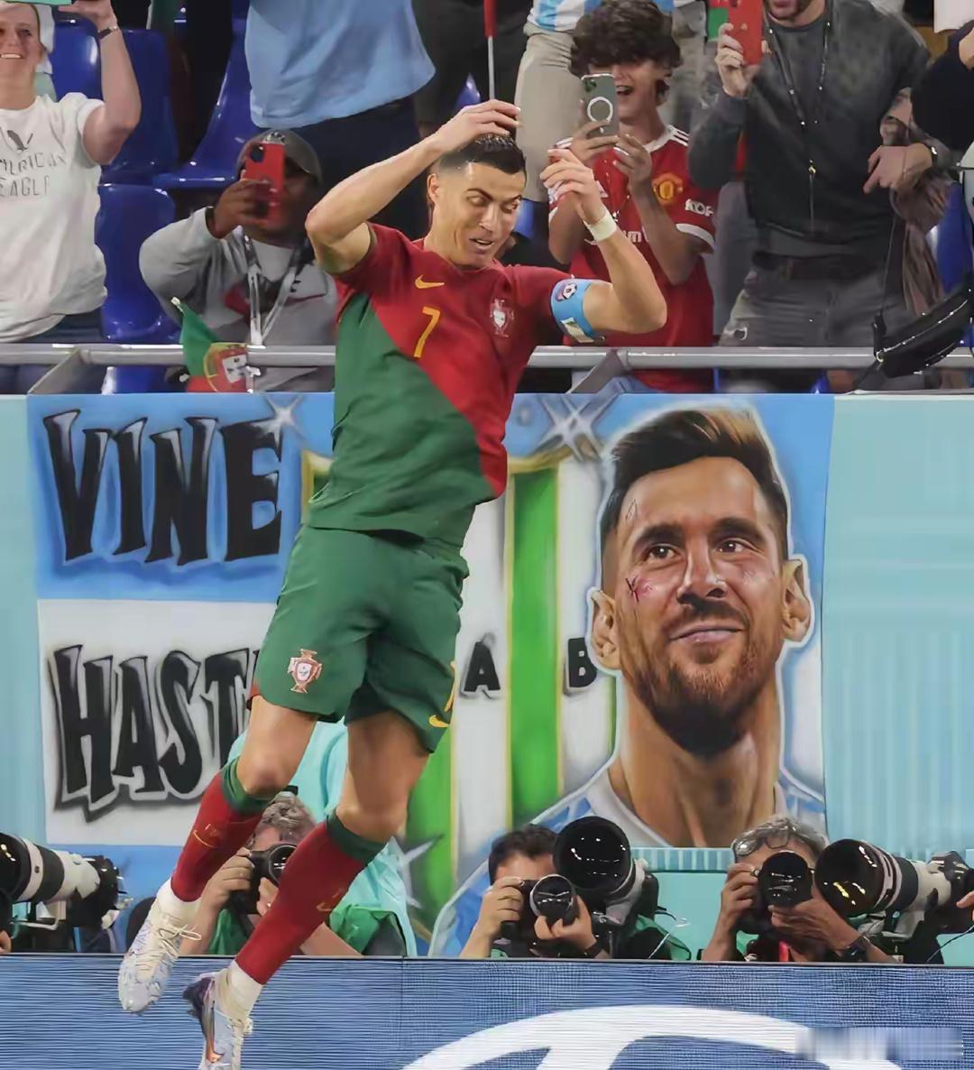 球王C罗生涯总进球数949粒。客场进球数384粒，占比40.46%。梅西生涯总进