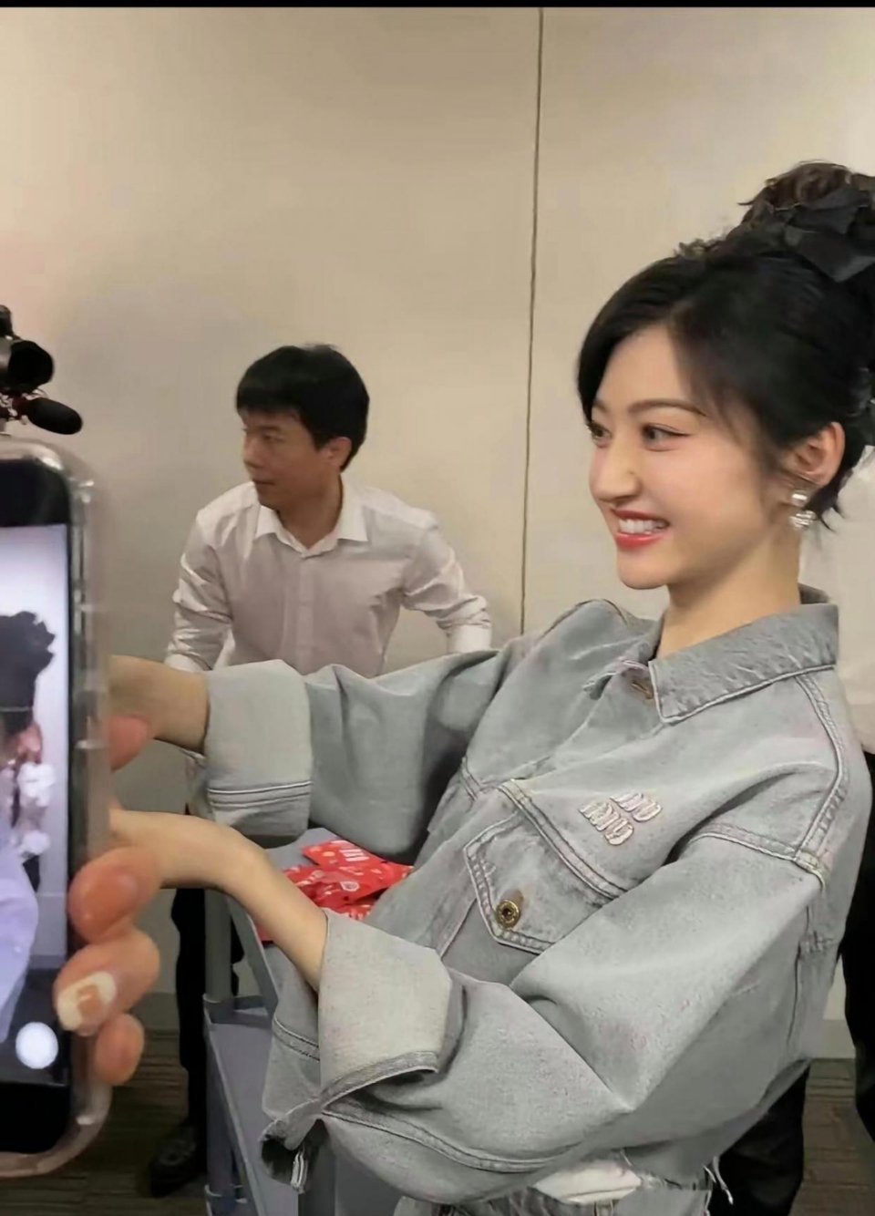 我去！景甜现实中老吓人了……原相机拍都白得发光，一直觉着她好看，没想到真人更美，