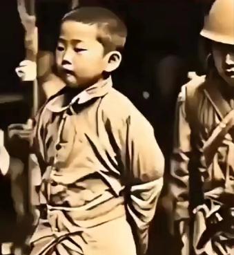 年仅九岁的抗日小战士张全胜，在松山战役中被日本人俘虏了。日本人拿着刑具逼问瘦小
