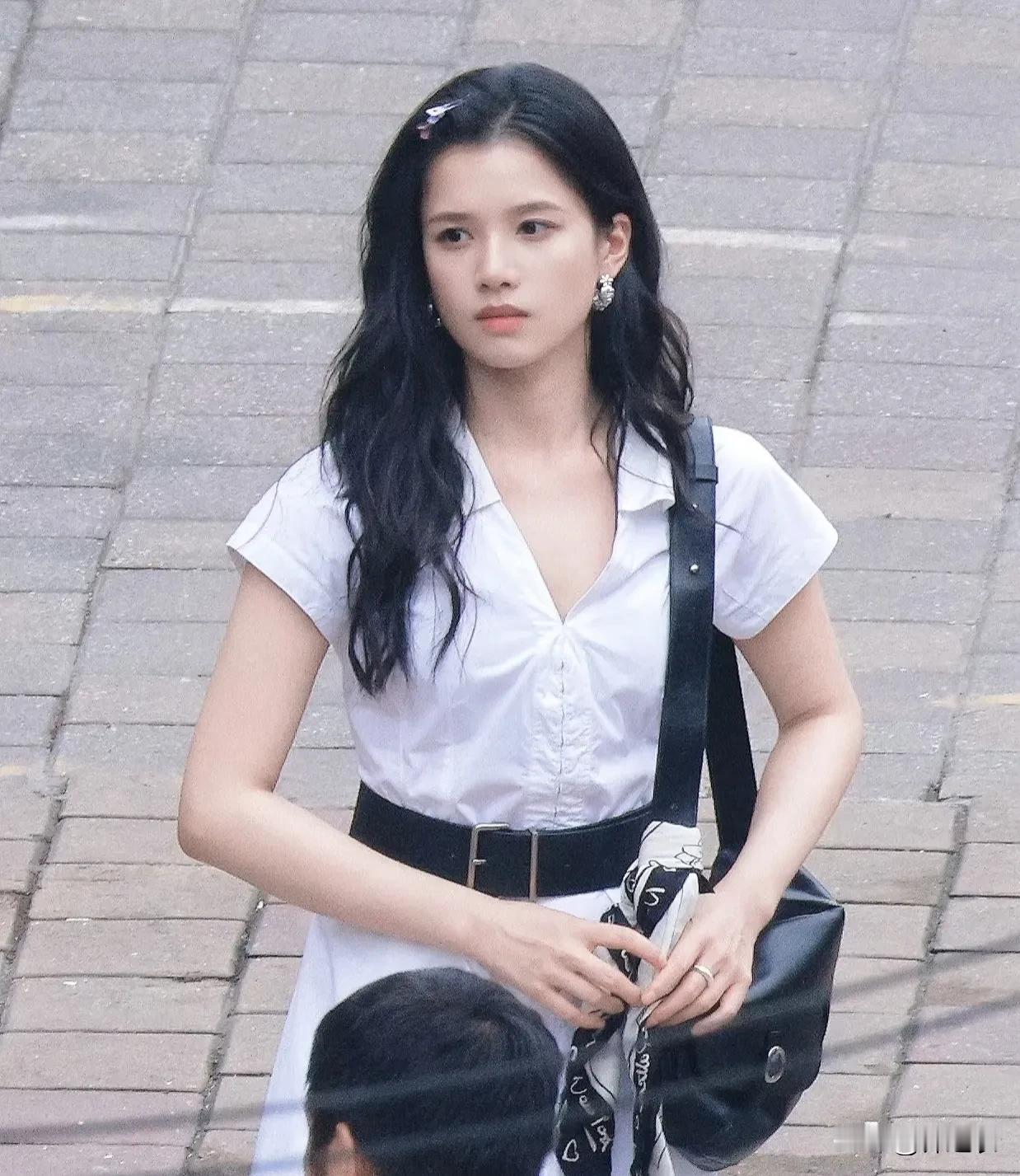 我真的超级吃张婧仪的颜值，因为她长得太漂亮了，气质也是内娱小花独一份，看起来清纯
