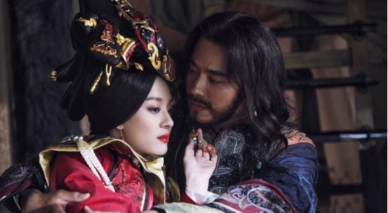 公元前272年，芈月杀死和自己私通30年的义渠王。义渠王满身伤痕倒在芈月怀里，艰