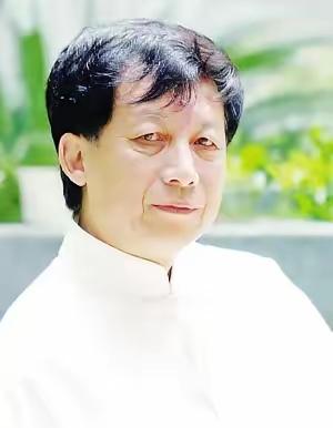 41岁的武汉大学副教授易中天递交完辞职信，头也不回地走了：“在这里待11年，连个
