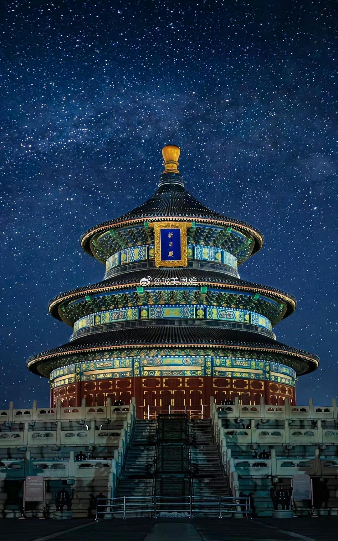 北京各地皇家宫殿的牌匾，都是满汉双语书写。只有紫禁城太和殿和天坛祈年殿是只有汉字