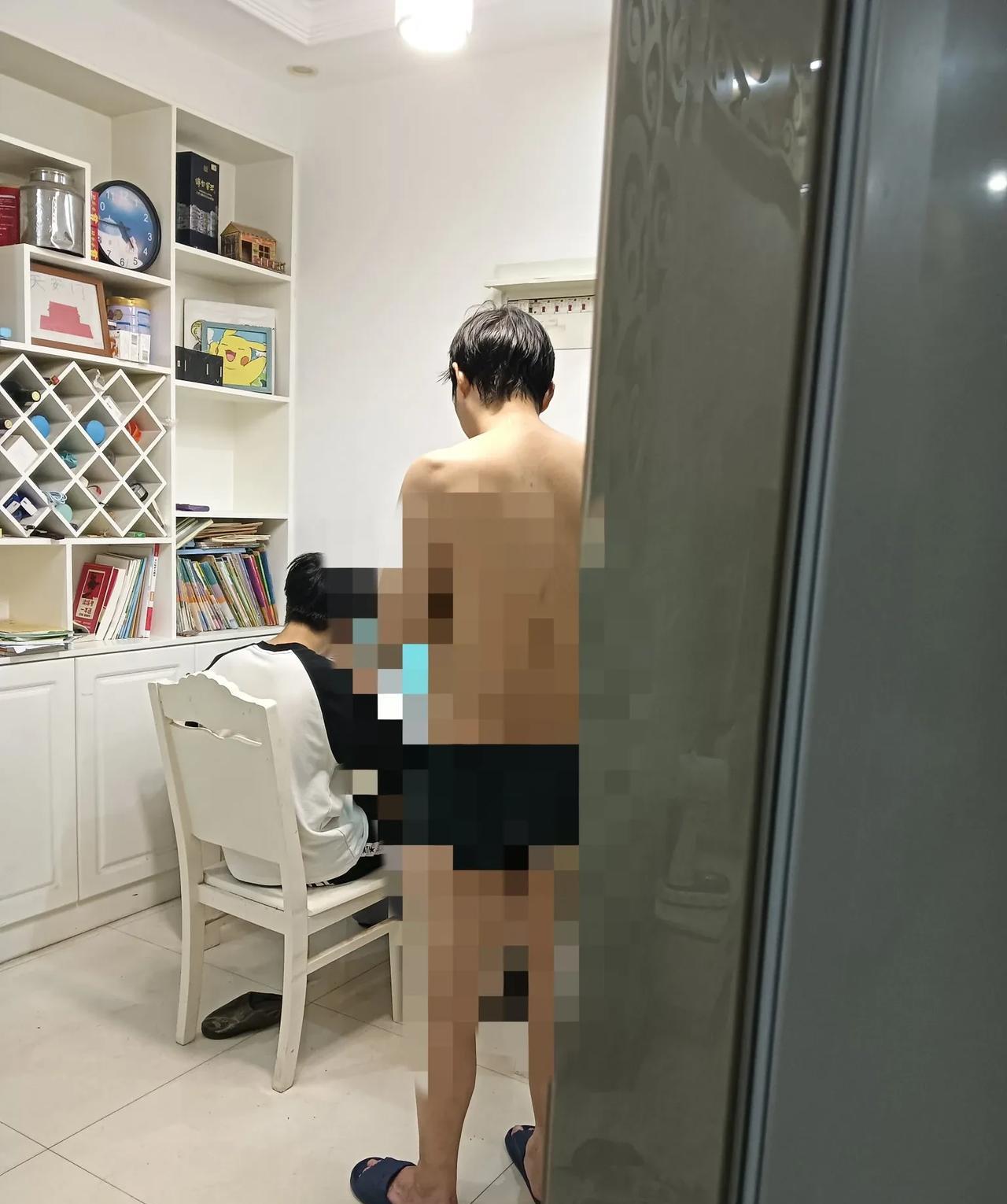 昨天晚上孩子爸回来都快10点了，到家孩子还没睡觉，他爸就命令他“写作业去，你不是