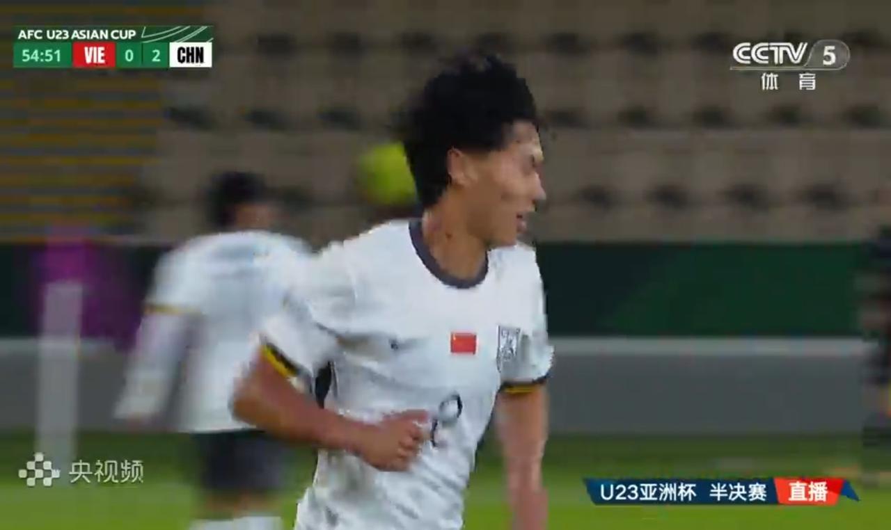 中国下半场连进2球，简直是太牛啦！彭啸开场1分钟就头球破门，紧接着向余望禁区抽射