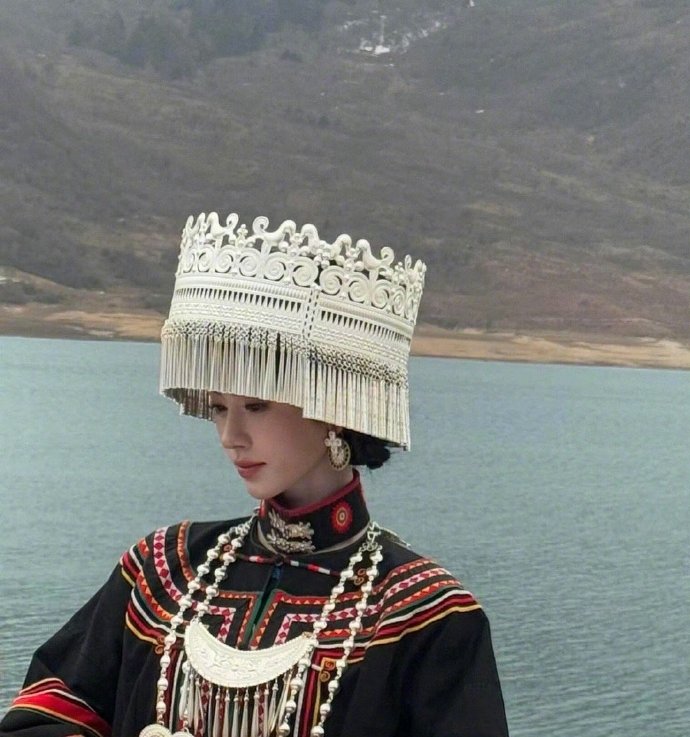 有网友在四川冶勒湖偶遇鞠婧祎，还穿了民族服饰，第一次见小鞠穿这种风格还怪不好看的