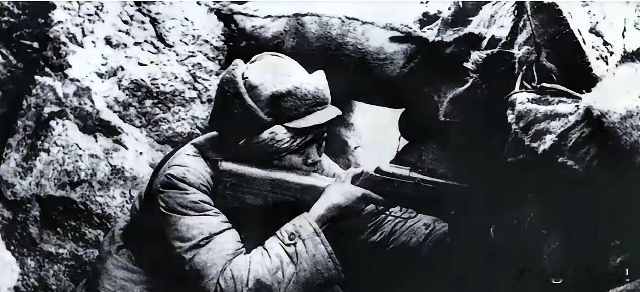 1952年，上甘岭战役，一名新兵守阵地时，见美军冲来很慌乱，忽然，瞥见敌指挥官挥