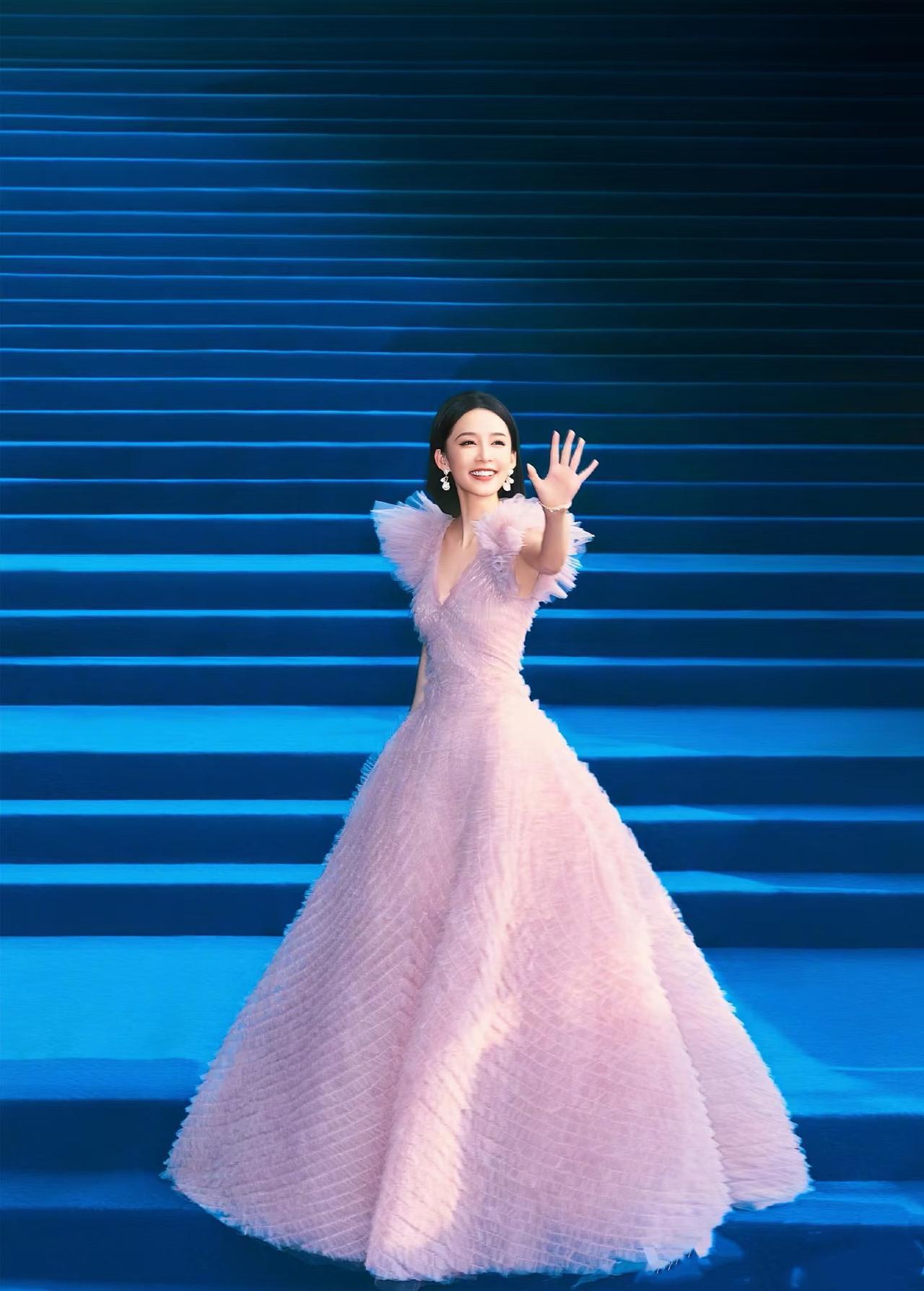 现在全网最开心的就是李沁了!她开心不是因为拿大奖,而是佟梦实、王大陆等老