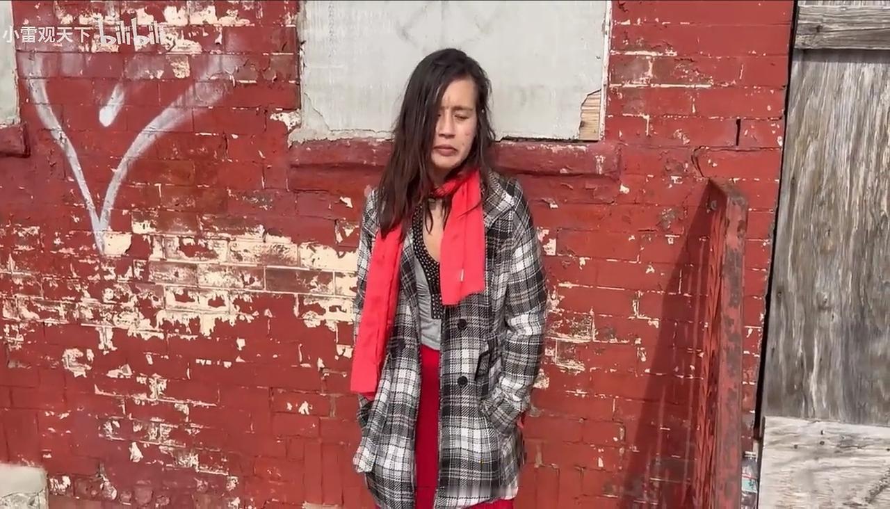 又一名华裔女子流浪美国街头，靠社会救济还吸食冰毒，被路人采访她整个人很晃悠站在墙