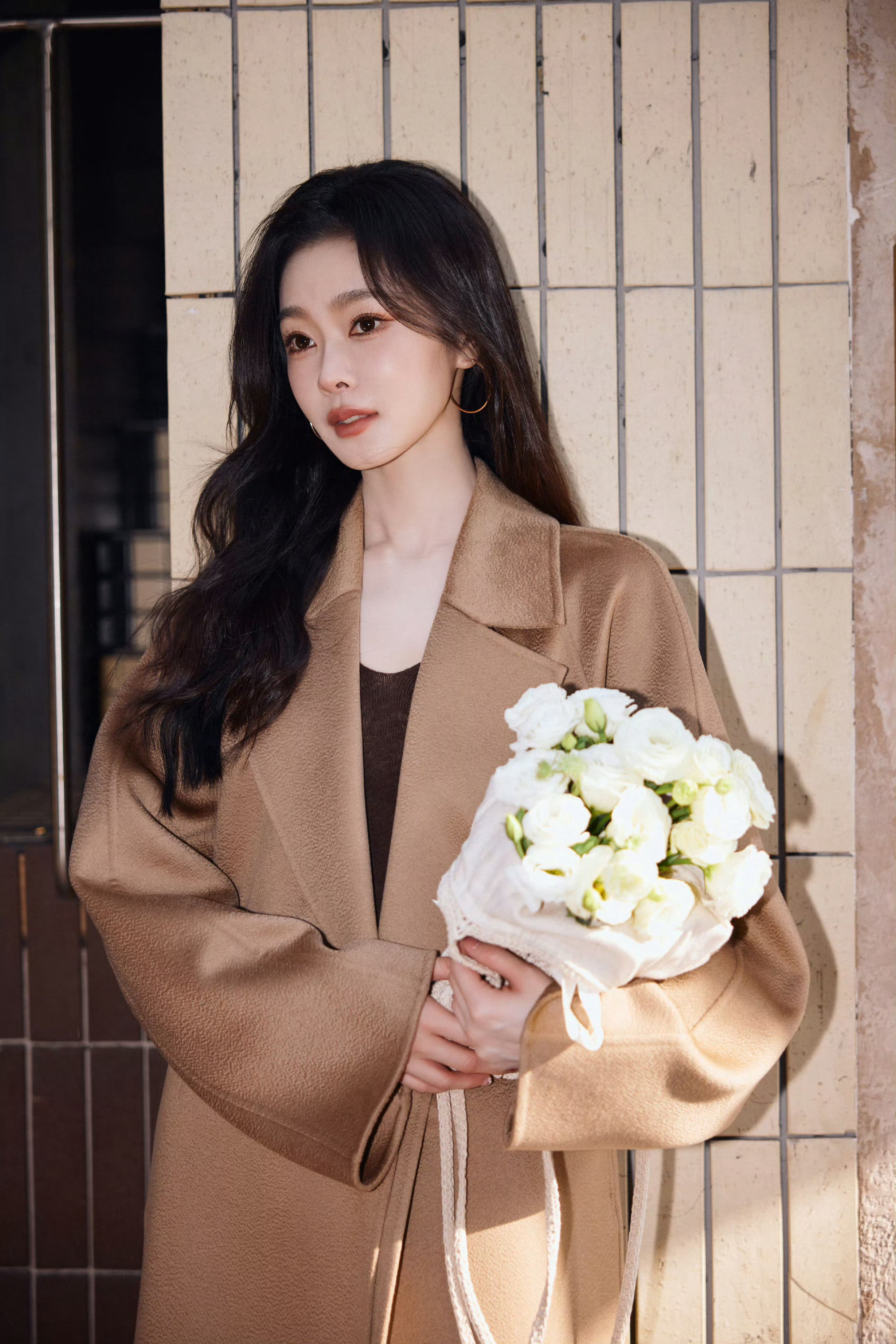 宋轶好美，照片也好。终于室外拍摄照片了，这么美。已经开始期待19号红毯妆造了