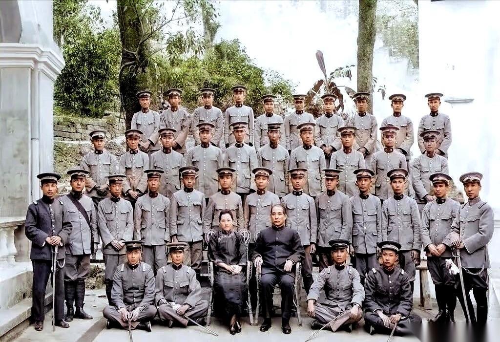 别光看C位的孙中山先生和宋庆龄女士。你仔细看看他们身后站着的那些警卫。这哪是