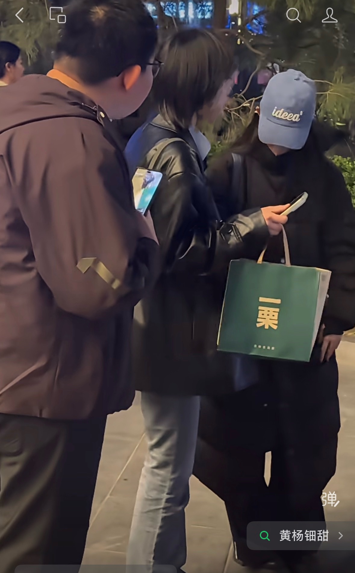 肥头大耳的走俩步路都滴油还在这骚扰别人。。。卧槽好恶心吧