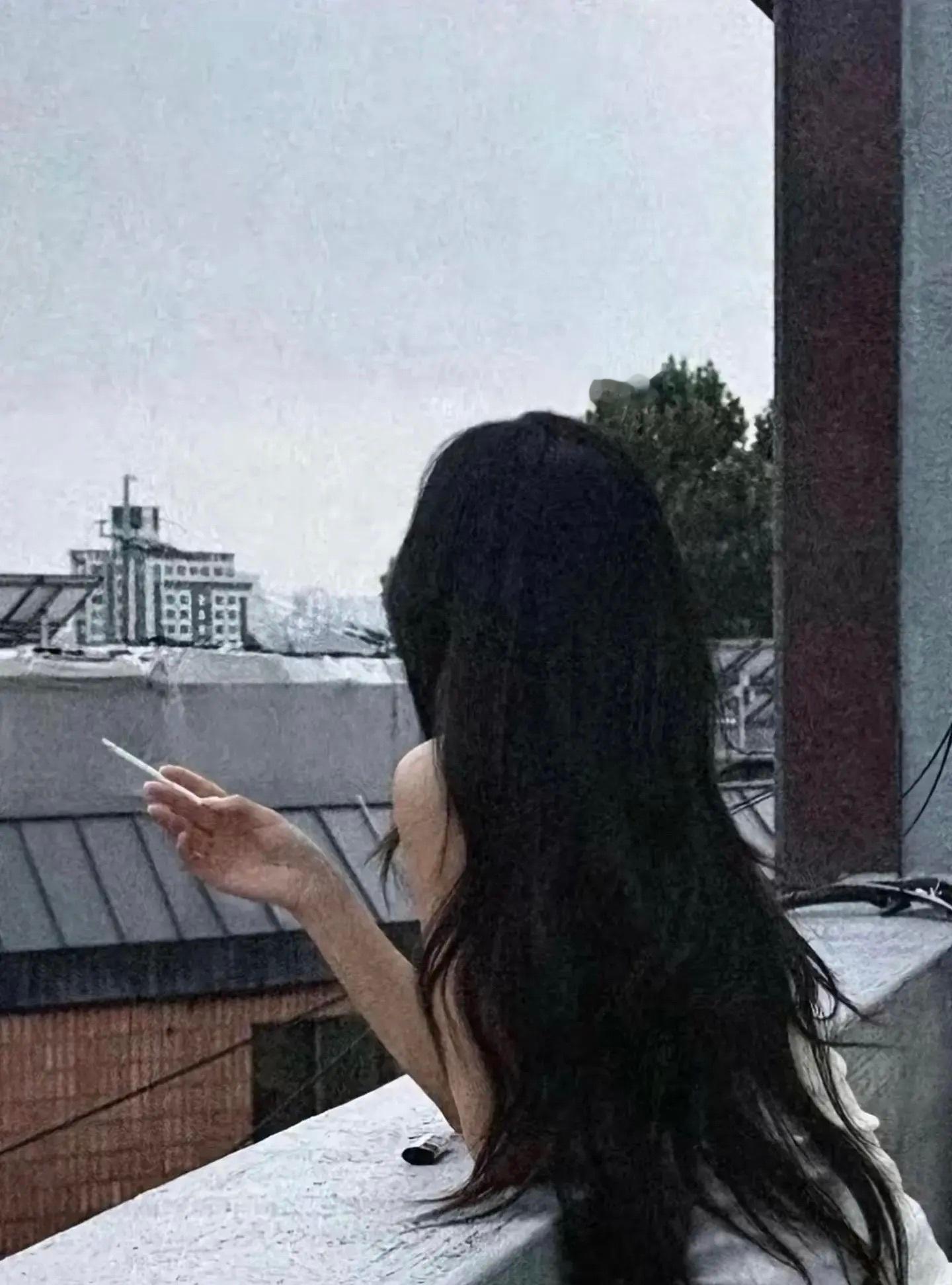 我不高攀有钱人，因为我花不到他的钱，我也不小瞧穷人，因为他不靠我生存，我不奉承得