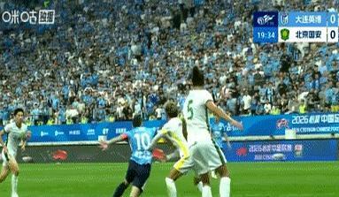 这个回合看傻了——当斯坦丘在禁区内护球时，茹子楠下脚没碰到球，踢在脚上，人倒了，