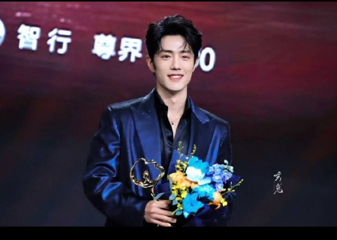 肖战给工作人员看迷糊了听说工作人员都看迷糊了！这么帅谁看谁不迷糊啊？