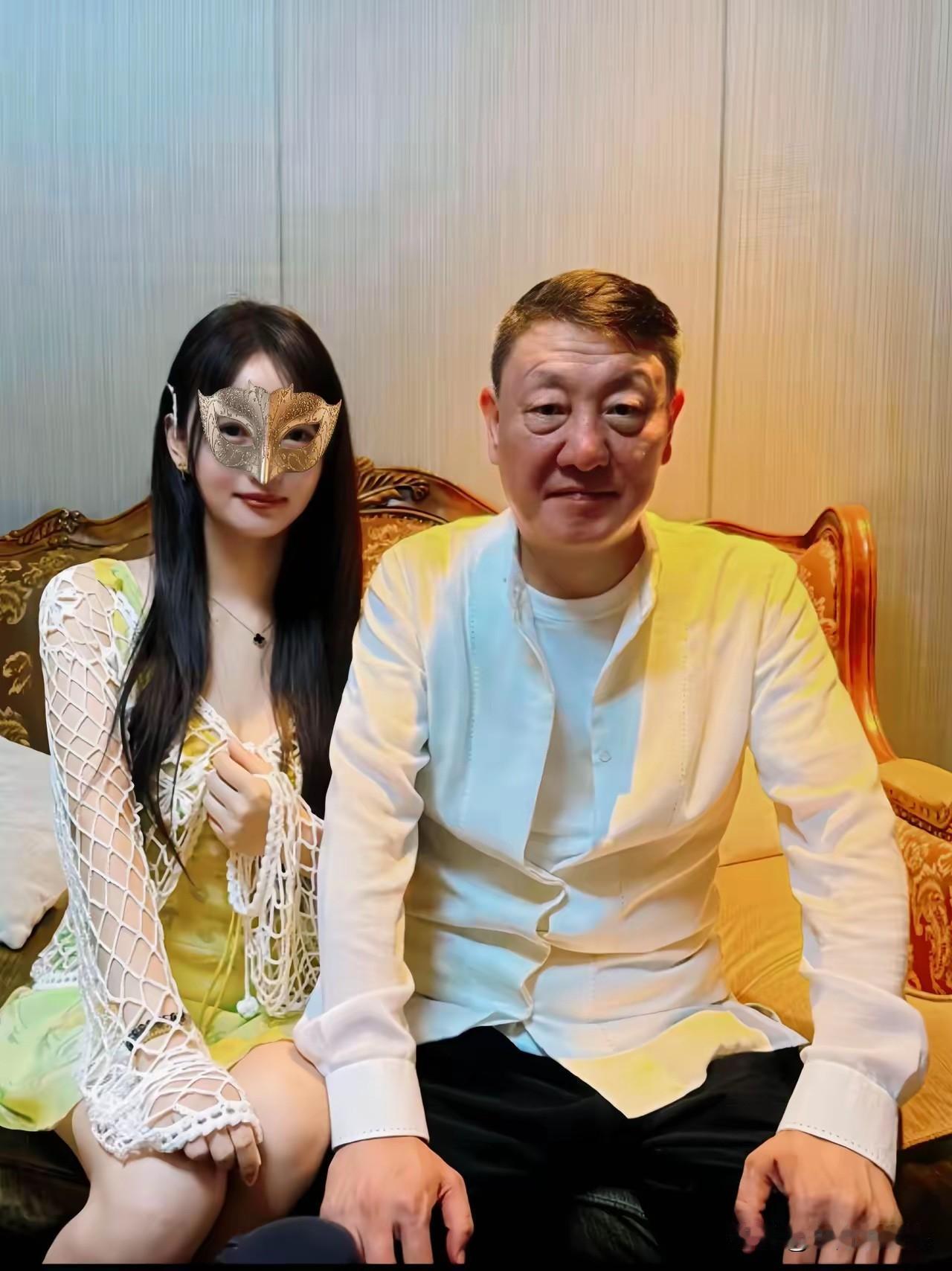韩磊“出事”一点也不奇怪！一个有钱的老男人，找了一个小十八岁的老婆，从这一点足