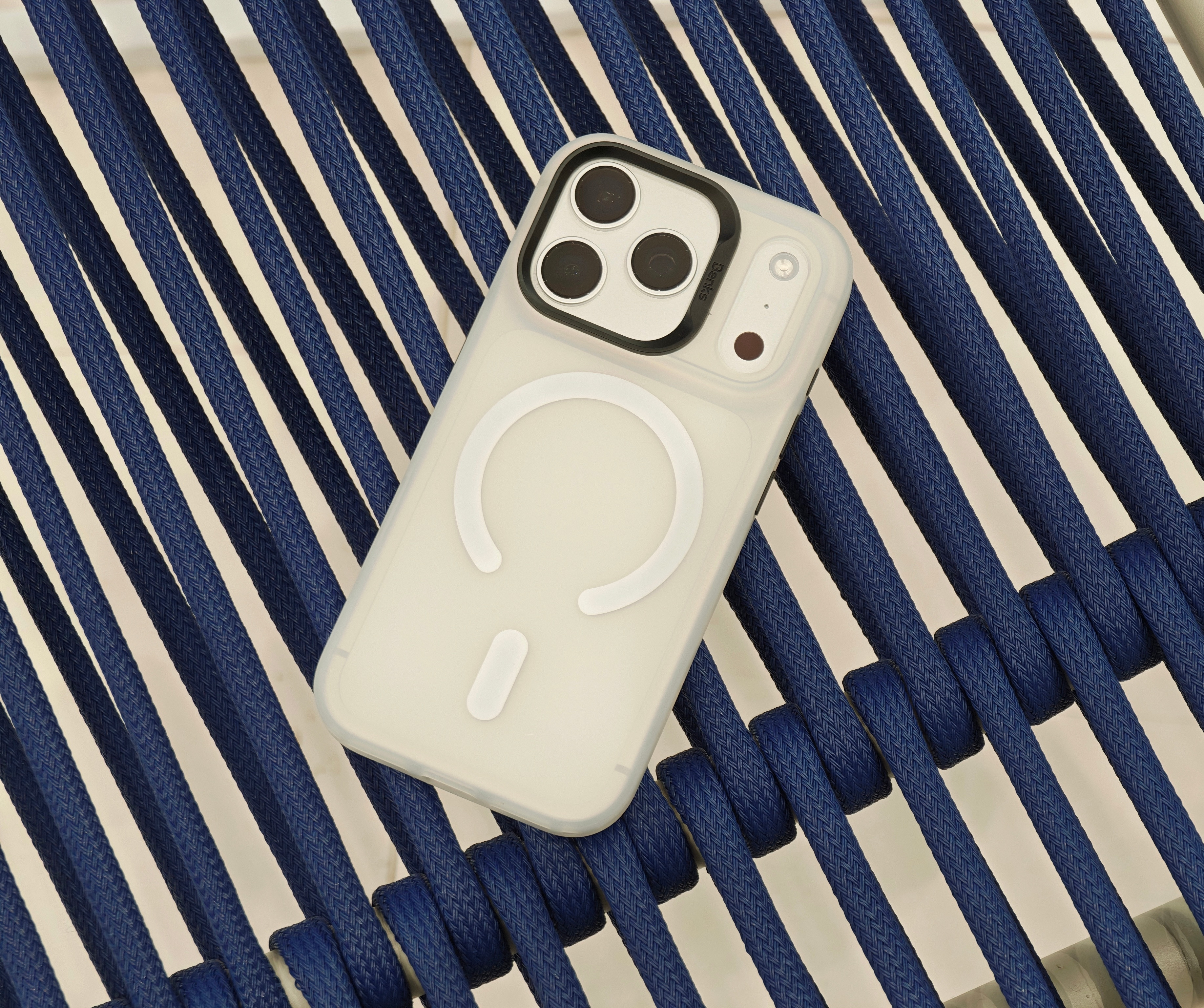 这几天在用的手机壳儿～来自Benks家的轻砂壳，这透白壳有意思啊，属于低