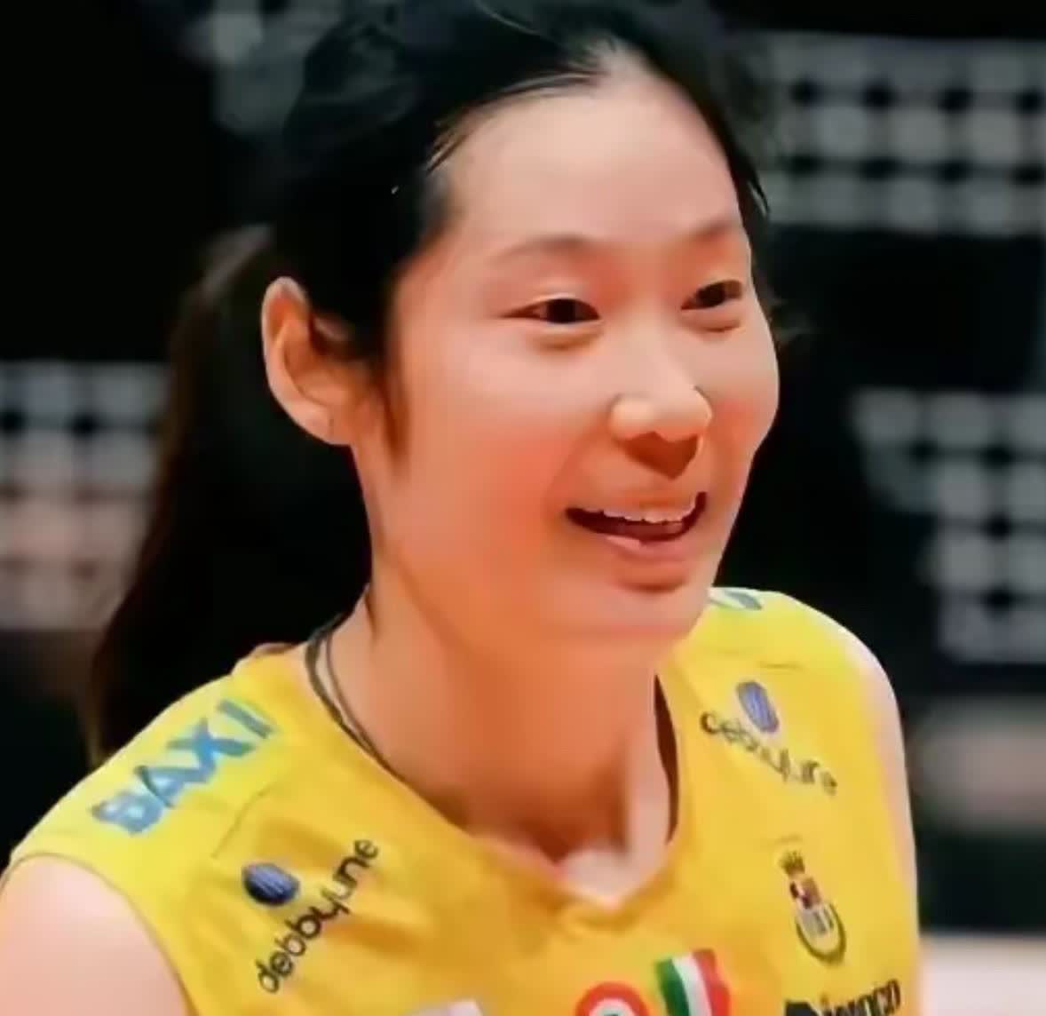 幸运的朱婷，不幸的李莹盈朱婷是幸运的，出身农村和弱队，但遇到了郎平慧眼识