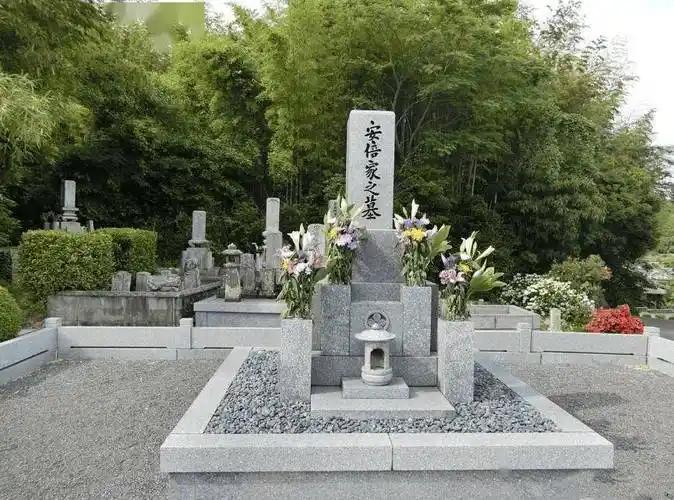 安倍晋三是日本人，为什么他在遇刺身亡后，墓碑上刻的字却用的是汉字呢？ 一个日