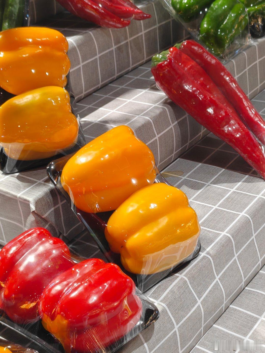 vivo超市红绿黄彩椒大集合，新鲜脆嫩自带光泽，而且不同的辣度满足不同的味蕾，