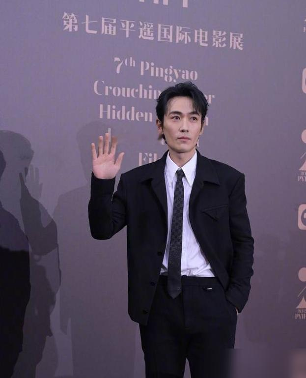 38岁不结婚零绯闻，朱一龙到底图什么？男明星快40的年纪，多半急着结婚生子，或者举着单身牌坊到处炒C