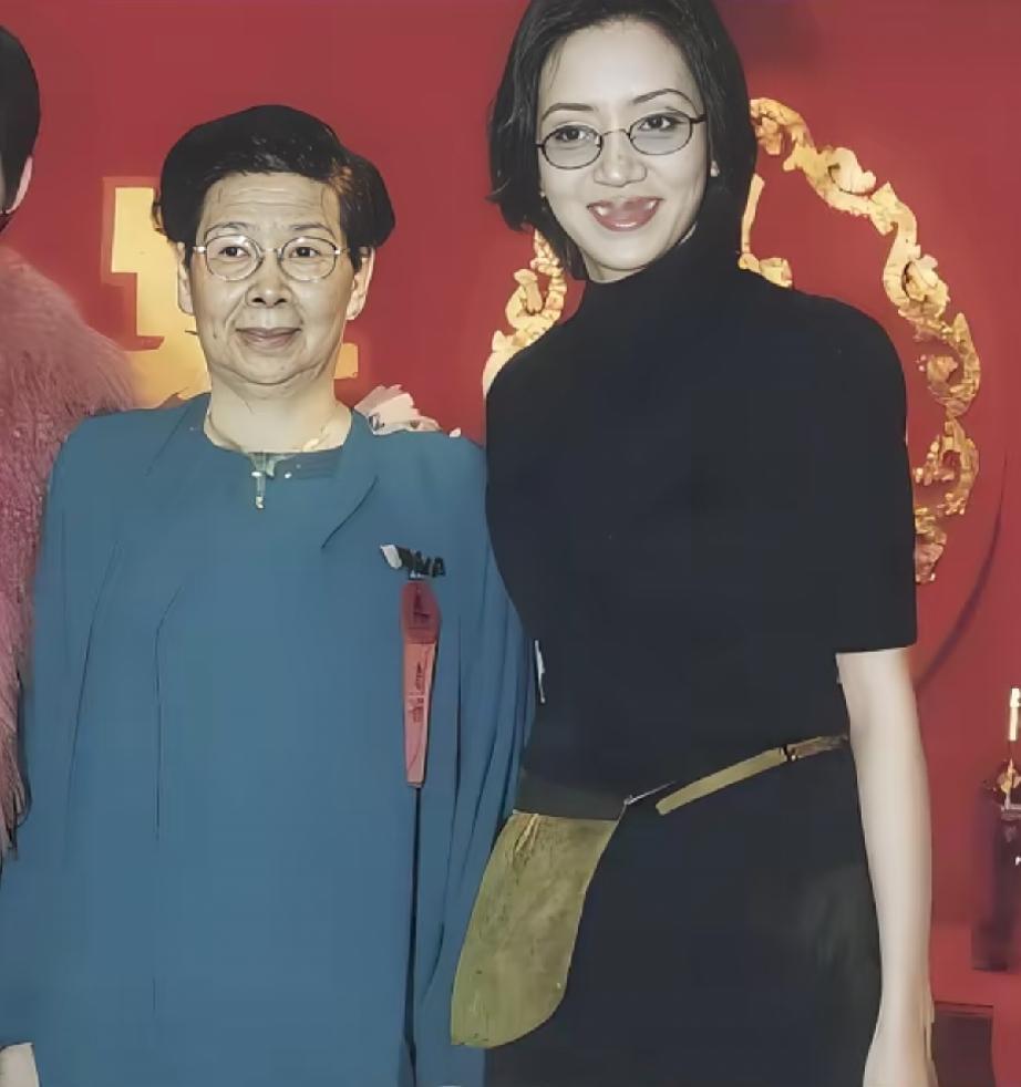 梅艳芳和妈妈长的不太像，她的大哥梅启明和母亲挺有母子相。男孩随妈很正常。